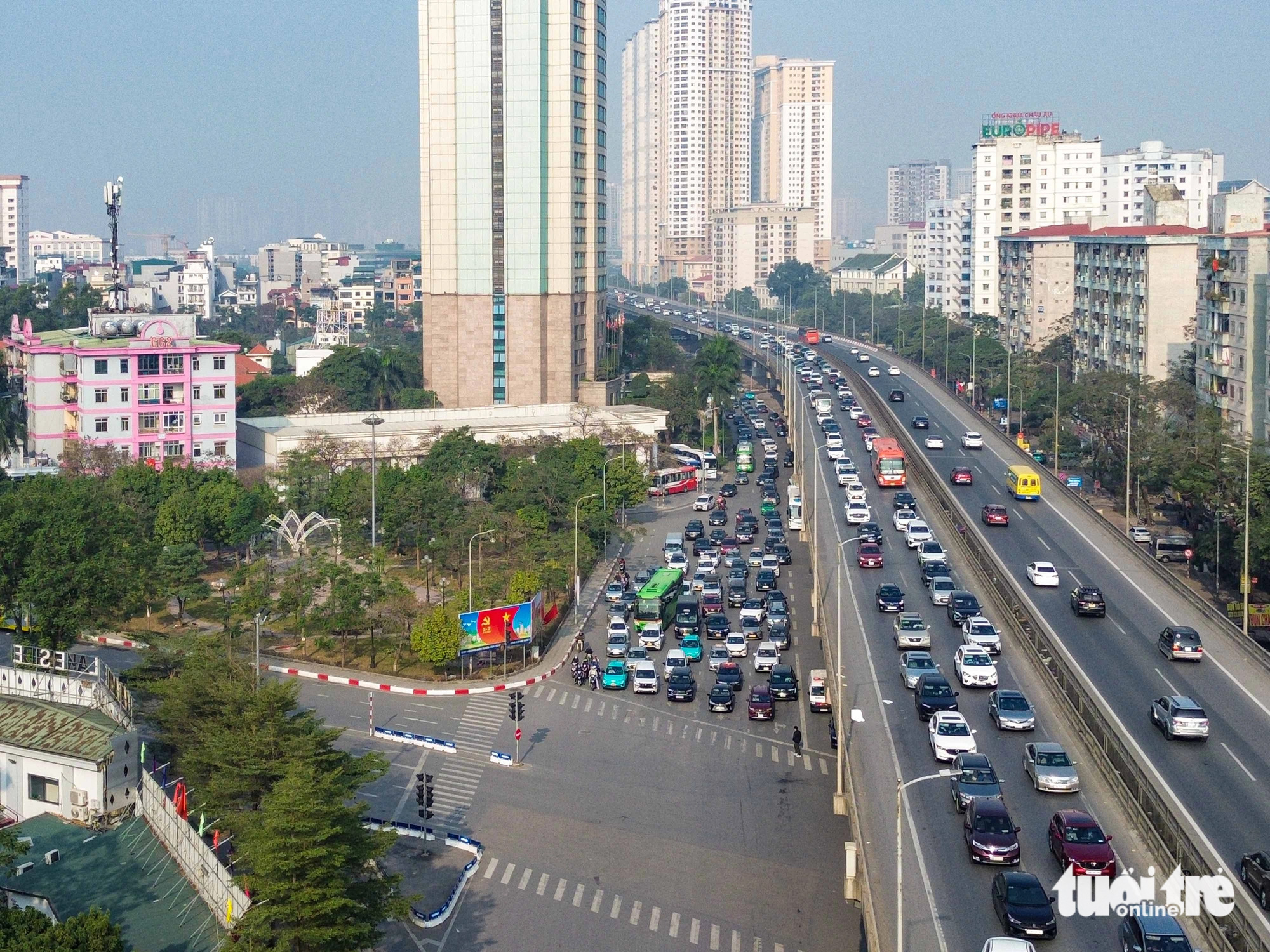 Ngạc nhiên chưa: Người Hà Nội du xuân đông đảo nhưng chấp hành nghiêm quy tắc giao thông - Ảnh 1.