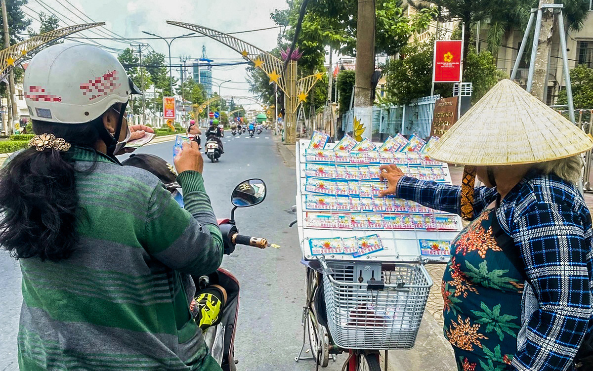 Mua vé số chủ yếu là động lòng trắc ẩn vì những lời "nài nỉ" của người bán - Ảnh 1.