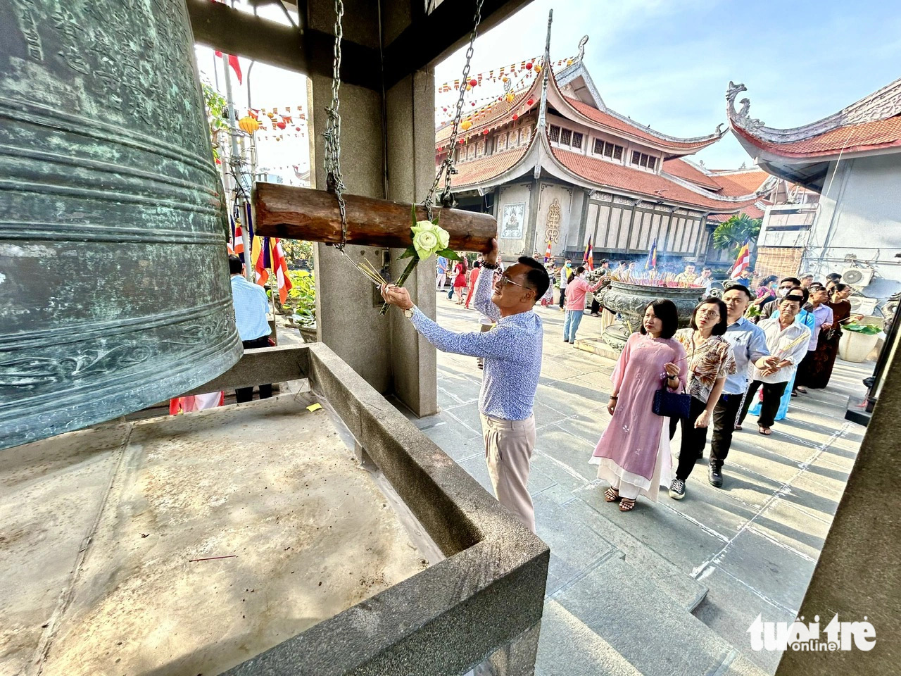 Người nước ngoài diện áo dài, mê Tết Việt vì đâu đâu cũng rực rỡ sắc màu - Ảnh 9.