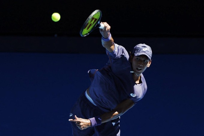 Samrej trong trận gặp Medvedev trên sân Trung tâm Rod Laver, Melbourne hôm 14/1. Ảnh: Reuters