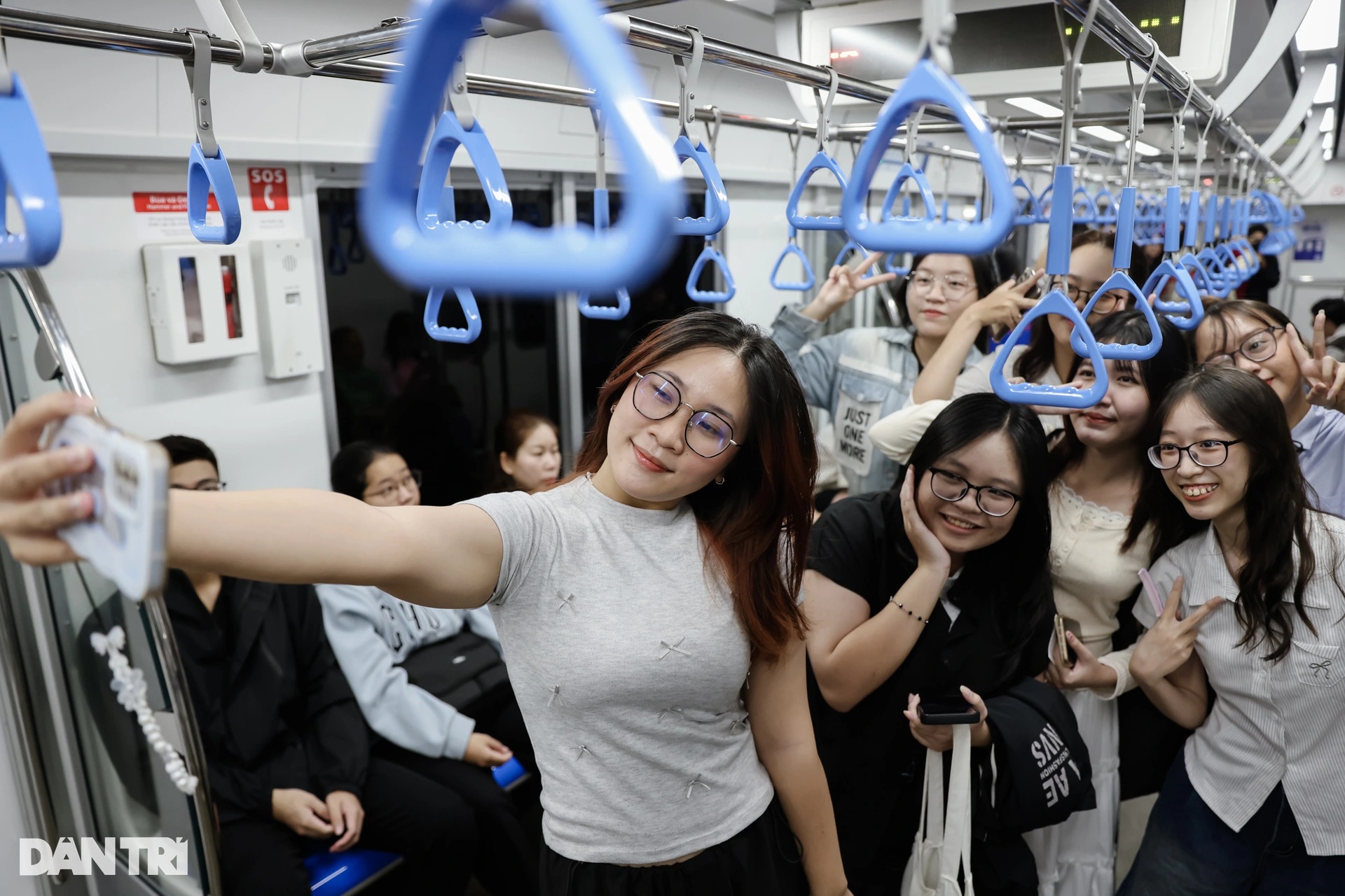 Nhân viên, sinh viên chọn metro để đi học, đi làm trong ngày đầu thu phí  - 13