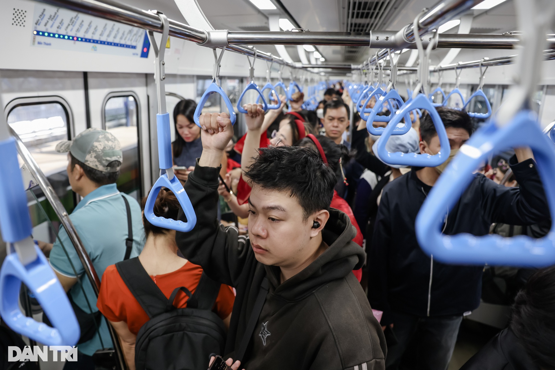 Nhân viên, sinh viên chọn metro để đi học, đi làm trong ngày đầu thu phí  - 1