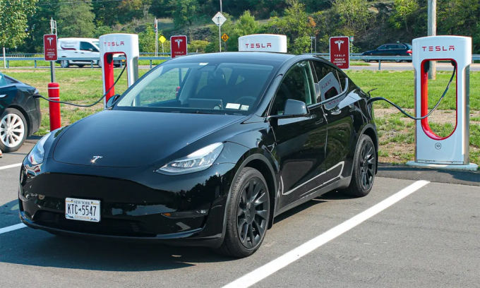 Tesla Model Y - xe điện bán chạy nhất Mỹ 2025 tại một trạm sạc ở New York. Ảnh: Business Insider