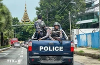 Cảnh sát tuần tra trên đường phố tại Yangon, Myanmar. (Ảnh: Getty Images/TTXVN)