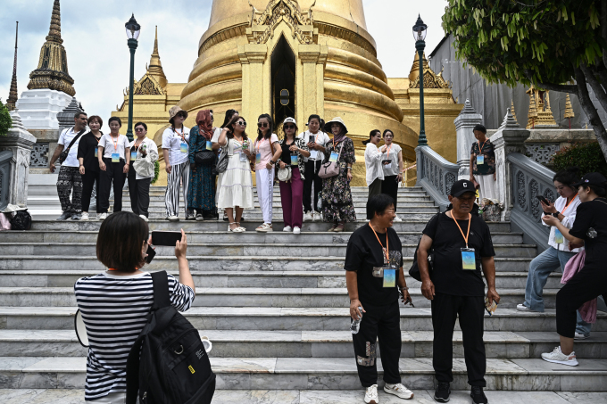 Du khách Trung Quốc chụp ảnh tại Grand Palace ở thủ đô Bangkok, Thái Lan hồi tháng 9/2023. Ảnh: AFP