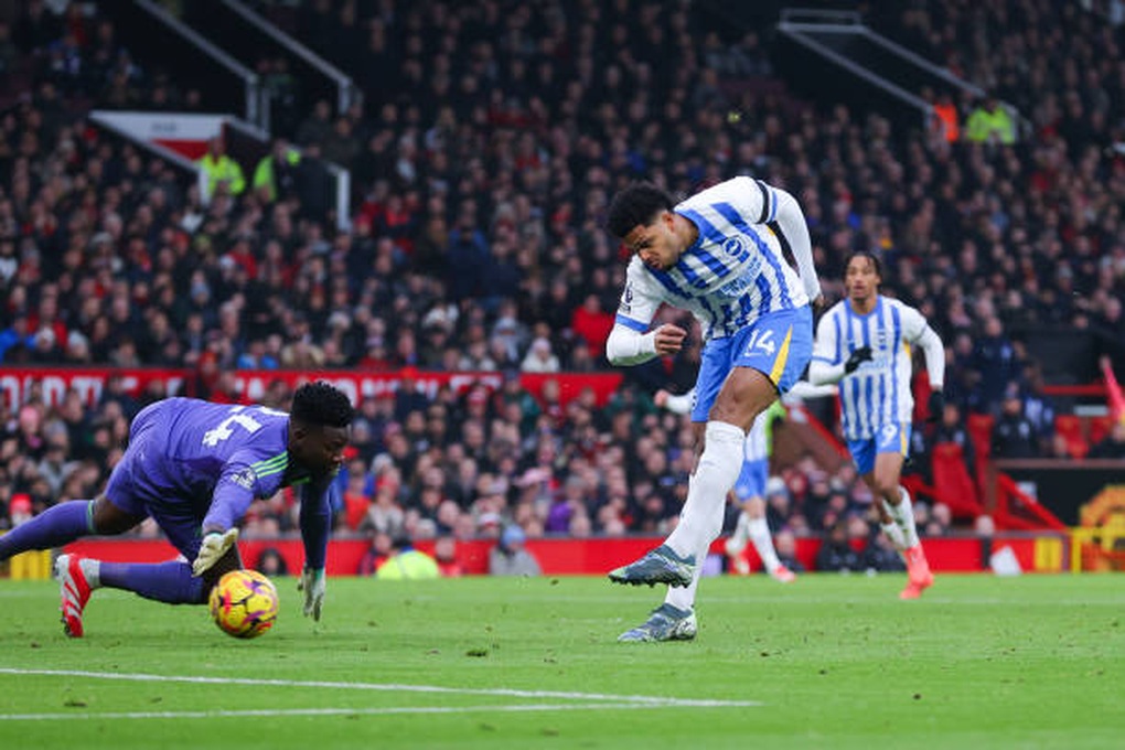 Onana nhận chỉ trích dữ dội sau sai lầm khiến Man Utd thua Brighton - 1