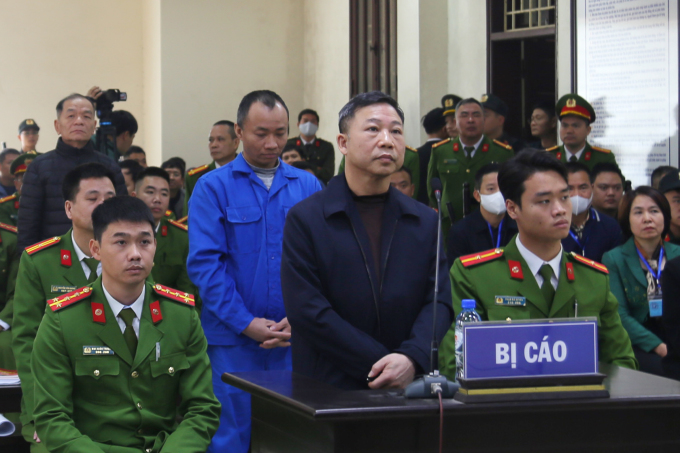 Ông Lưu Bình Nhưỡng (đứng đầu hàng) tại phiên tòa hôm nay. Ảnh: Xuân Hoa