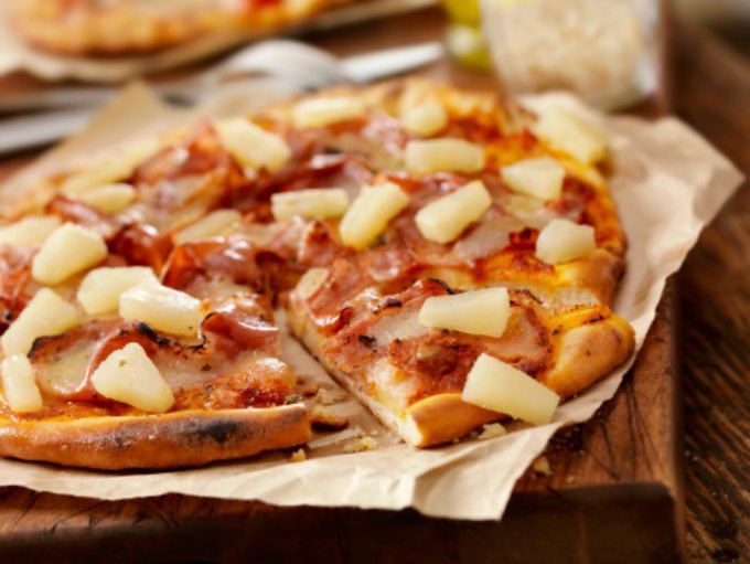 Pizza Hawaiian với lớp phủ là giăm bông và dứa. Ảnh: BBC