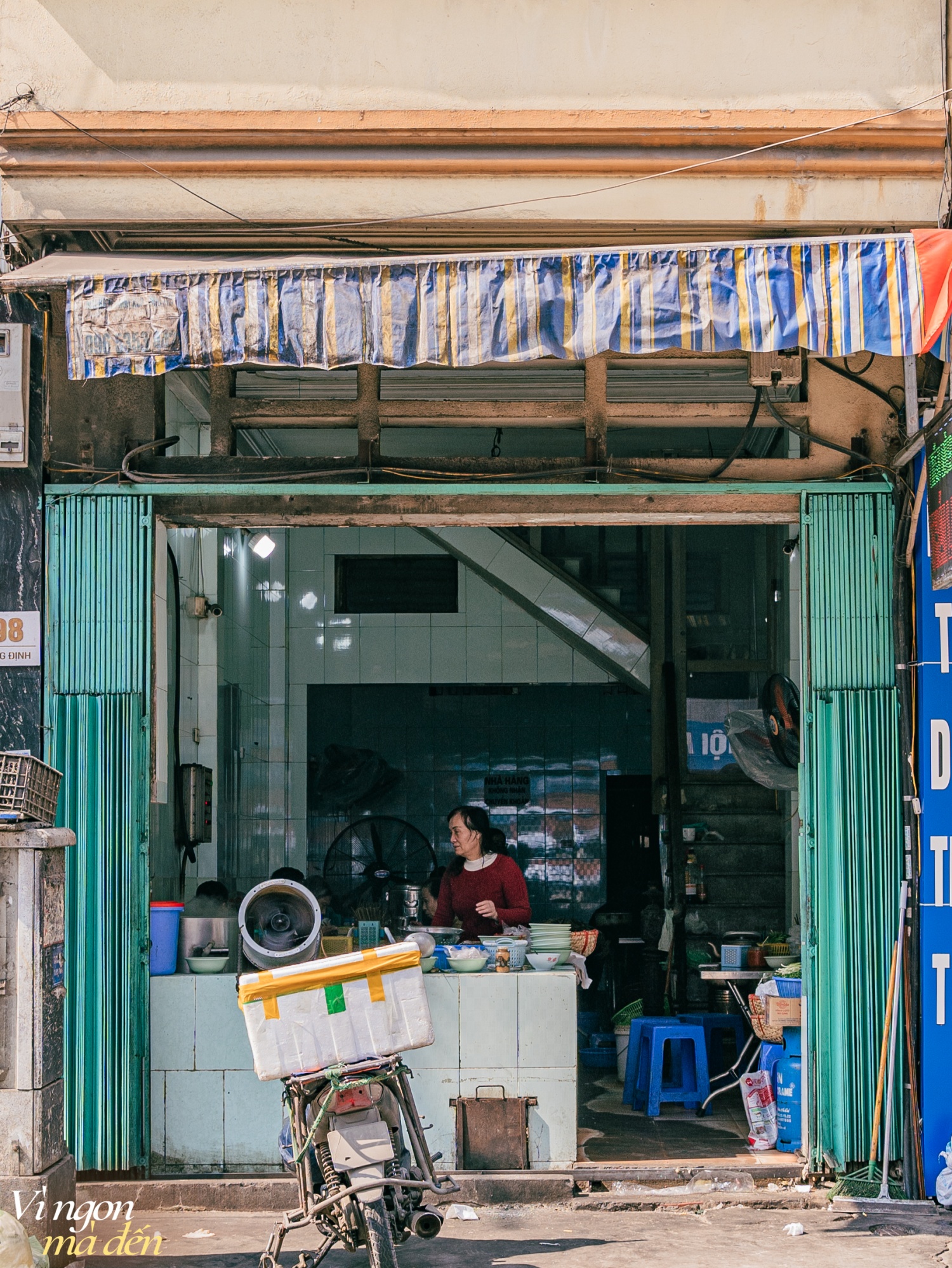 Quán phở không tên, không biển hiệu bán hơn 40 năm: Chỉ bán duy nhất một món, nói không với chanh mà vẫn - Ảnh 1.