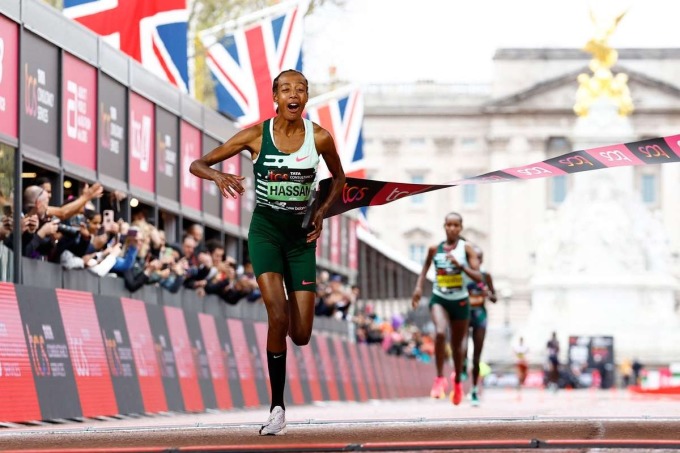 Hassan phá băng khi về nhất London Marathon 2023. Ảnh: Reuters