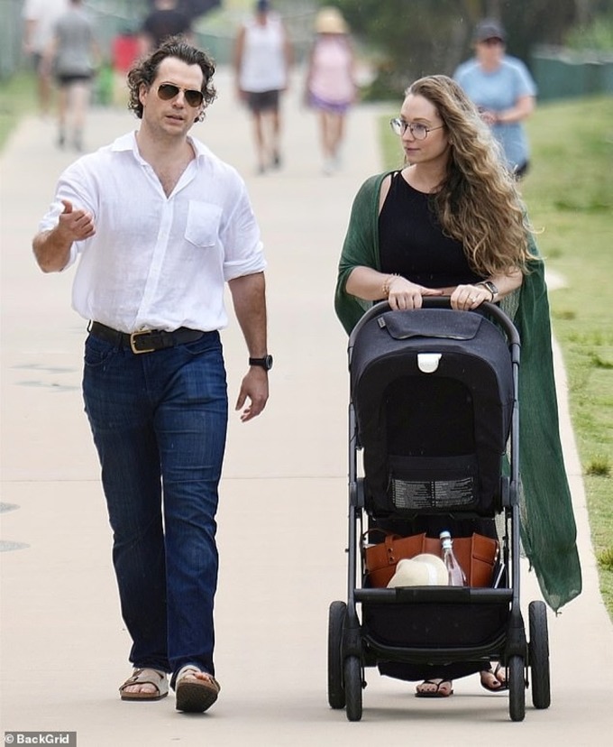 Henry Cavill đưa hai mẹ con đi dạo ở Gold Coast, Queensland. Ảnh: BackGrid