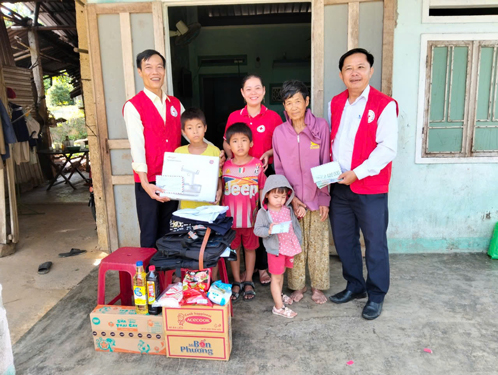 Thầy Hùng cùng Hội Chữ thập đỏ huyện Tiên Phước đến thăm, tặng quà gia đình có trẻ em, người già khó khăn ở xã Tiên Lập