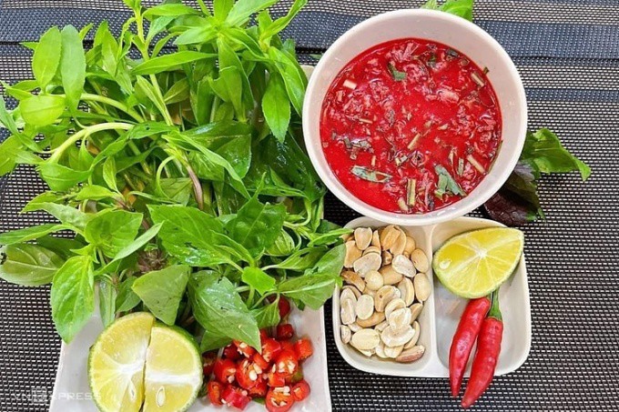 Món tiết canh miền Bắc. Ảnh: Lê Tân