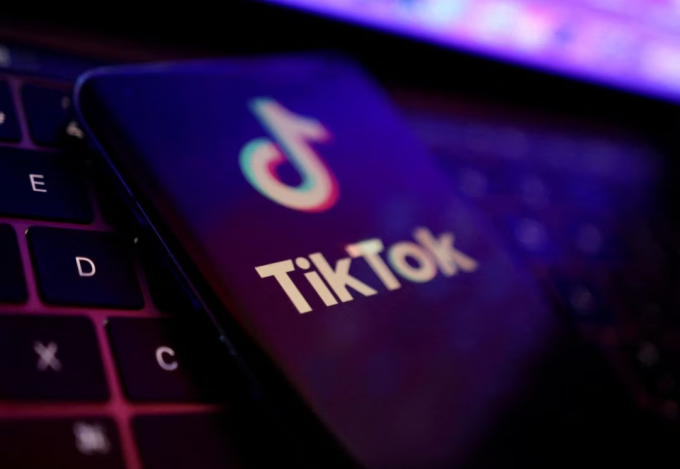 Logo TikTok trên màn hình điện thoại. Ảnh: Reuters