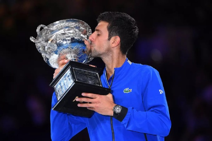 Djokovic nâng cup tại Australia Mở rộng 2023 ở Melbourne, nối dài kỷ lục 10 lần vô địch giải. Ảnh: Reuters