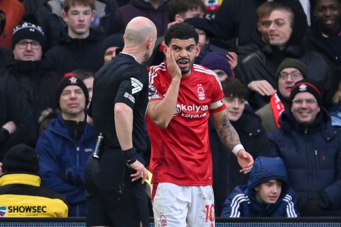 Trọng tài Taylor thổi phạt Gibbs-White sau tình huống Mateus Fernandes ăn vạ trong trận Nottingham Forest thắng Southampton 3-2 hôm 19/1. Ảnh: AFP