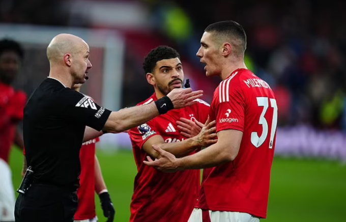 Các cầu thủ Nottingham Forest phản ứng sau khi trọng tài Anthony Taylor khước từ bàn của Nikola Milenkovic vì lỗi việt vị trong trận thắng Southampton 3-2 hôm 19/1. Ảnh: PA