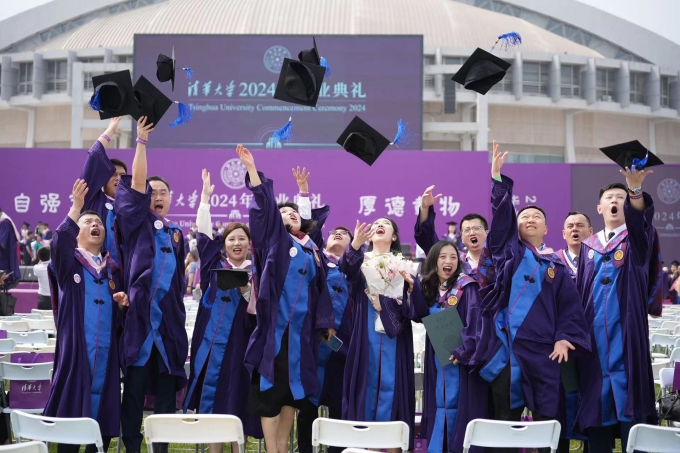 Sinh viên trong một lễ tốt nghiệp của Đại học Thanh Hoa, hồi tháng 7. Ảnh: Tsinghua University Fanpage