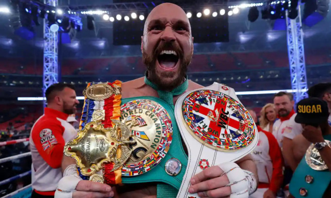 Fury phấn khích sau khi bảo vệ thành công đai WBC hạng nặng, đai The Ring và Union Belt - chiếc đai phiên bản đặc biệt được làm riêng cho trận đấu với Dilian Whyte tại Wembley ngày 23/4/2022. Ảnh: Reuters