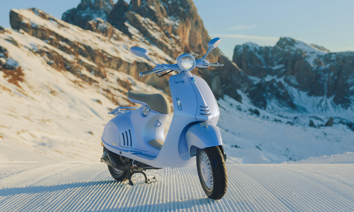 Vespa 946 Snake ky niem nam Ran sap ban o