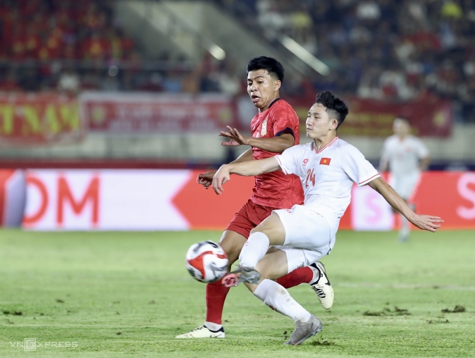 Nguyễn Hai Long (áo trắng) mở tỷ số cho Việt Nam trong trận thắng Lào 4-1 ở lượt ra quân vòng bảng ASEAN Cup 2024, vào ngày 9/12 tại sân Quốc gia Lào. Ảnh: Hiếu Lương