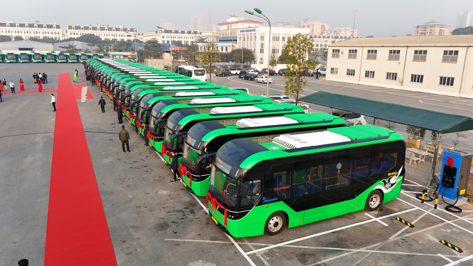 Dàn bus điện mới được VinFast bàn giao sáng 17/1. Ảnh: VinFast