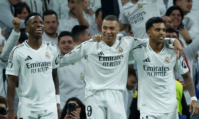 Vinicius Junior, Kylian Mbappe và Rodrygo (từ trái sang) mừng bàn trong trận Real Madrid thắng Salzburg 5-1 trên sân Bernabeu, tối 22/1/2025. Ảnh: EPA