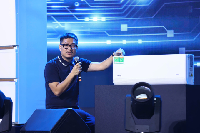 KOL Dương Dê review máy lạnh Comfee tại Tech Awards 2024. Ảnh: Khương Nguyễn