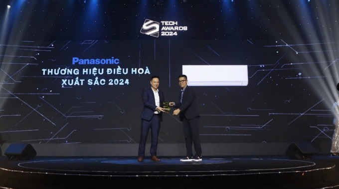 Đại diện Panasonic nhận giải Thương hiệu điều hòa xuất sắc tại Tech Award 2024, TP HCM ngày 10/1. Ảnh: Khương Nguyễn