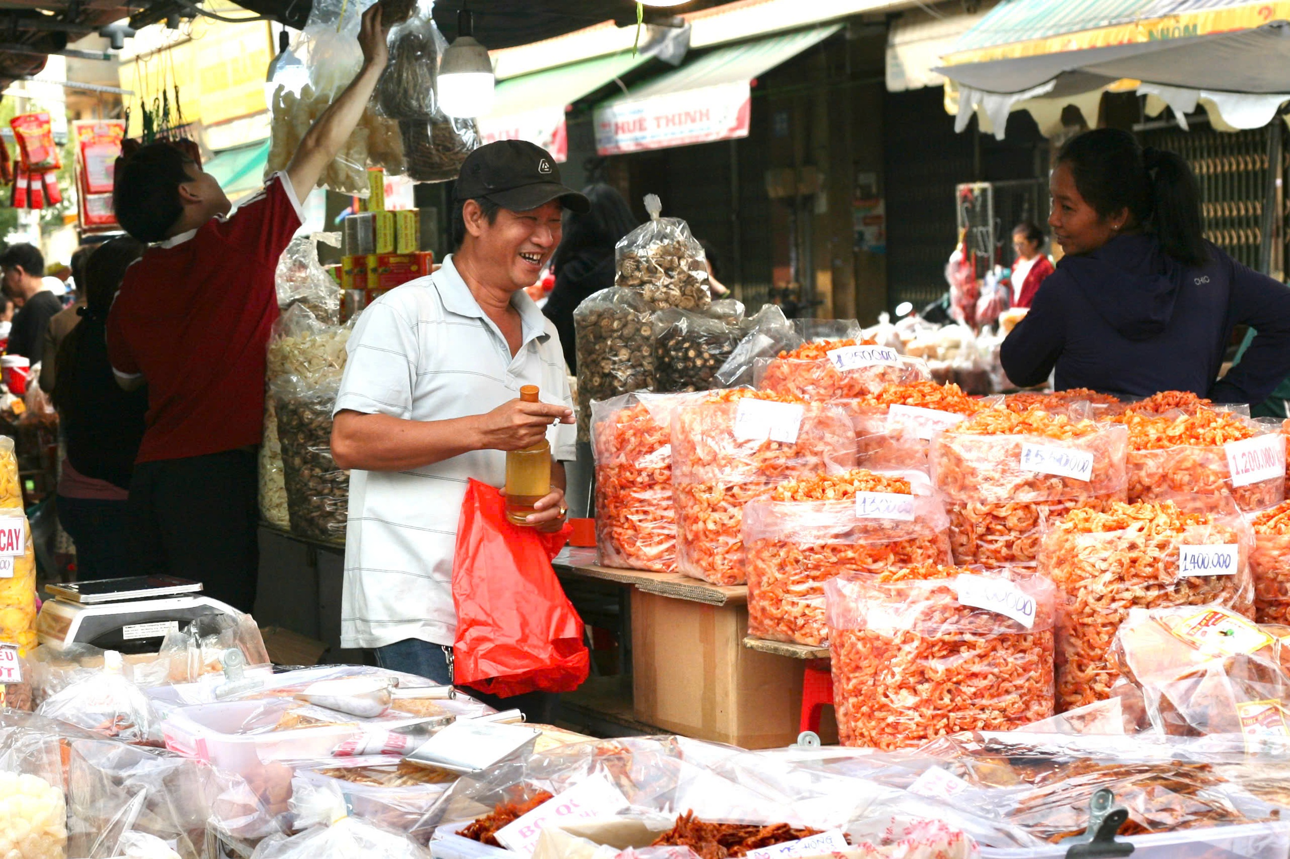 Chợ Tết TP HCM: Không gian náo nhiệt và những câu chuyện ấm lòng- Ảnh 14.