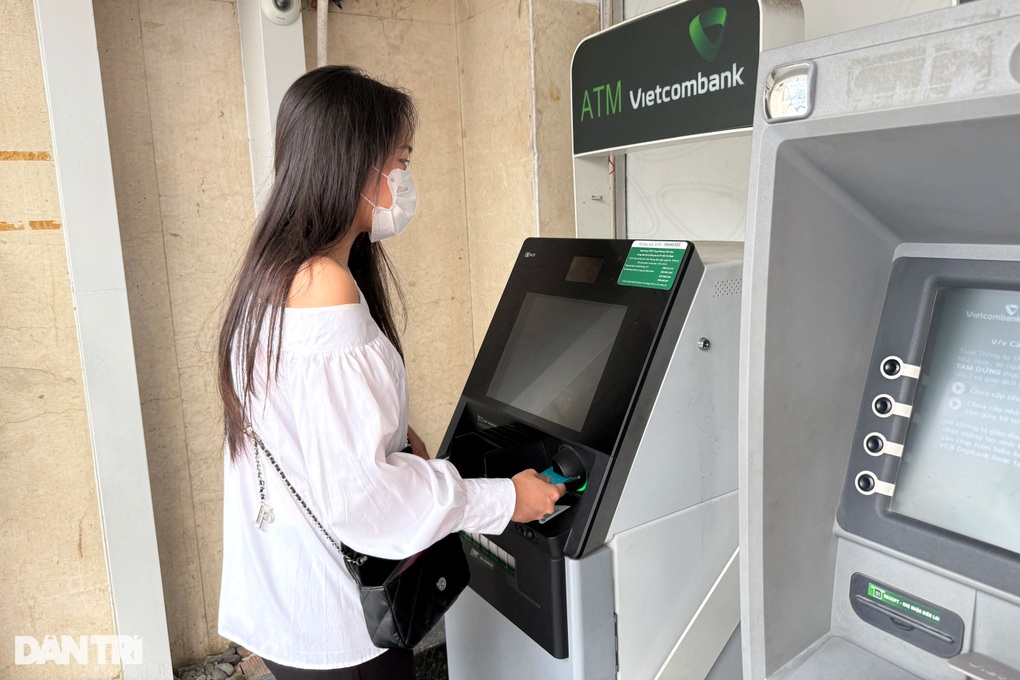 ATM dịp cận Tết: Hết cảnh khách xếp hàng nhưng vẫn có chỗ báo sắp hết tiền - 2