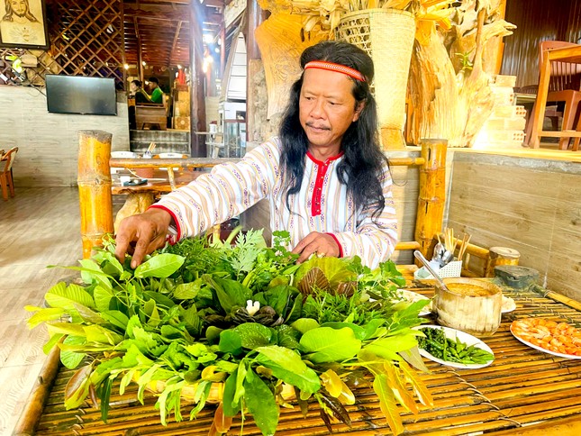 Món gỏi toàn lá 'gây nghiện' ở Kon Tum- Ảnh 3.