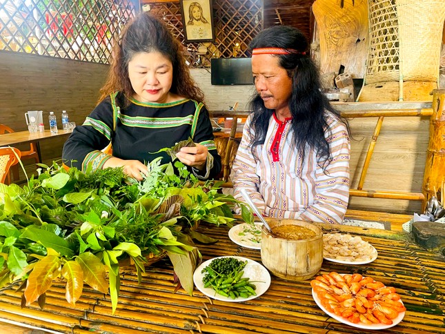 Món gỏi toàn lá 'gây nghiện' ở Kon Tum- Ảnh 4.