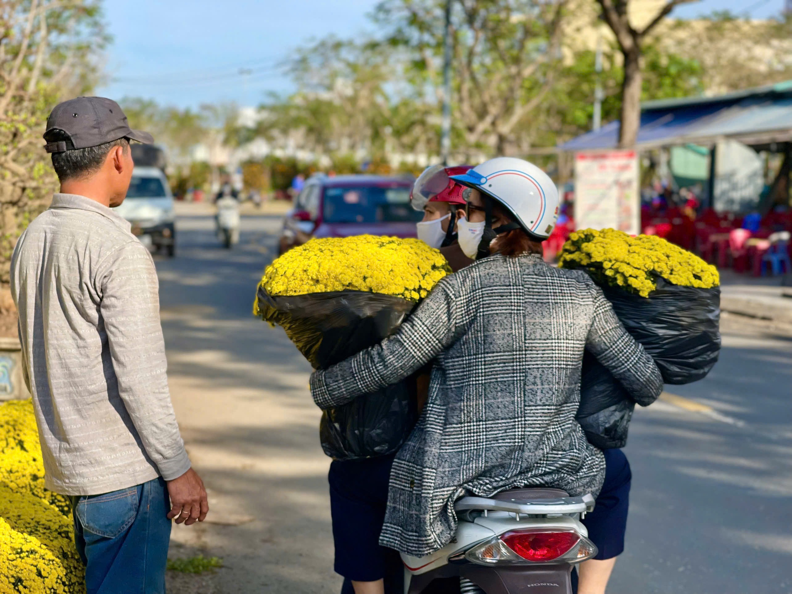 Người bán nhiều hơn khách mua, tiểu thương chợ hoa Đà Nẵng lo mất Tết- Ảnh 3.