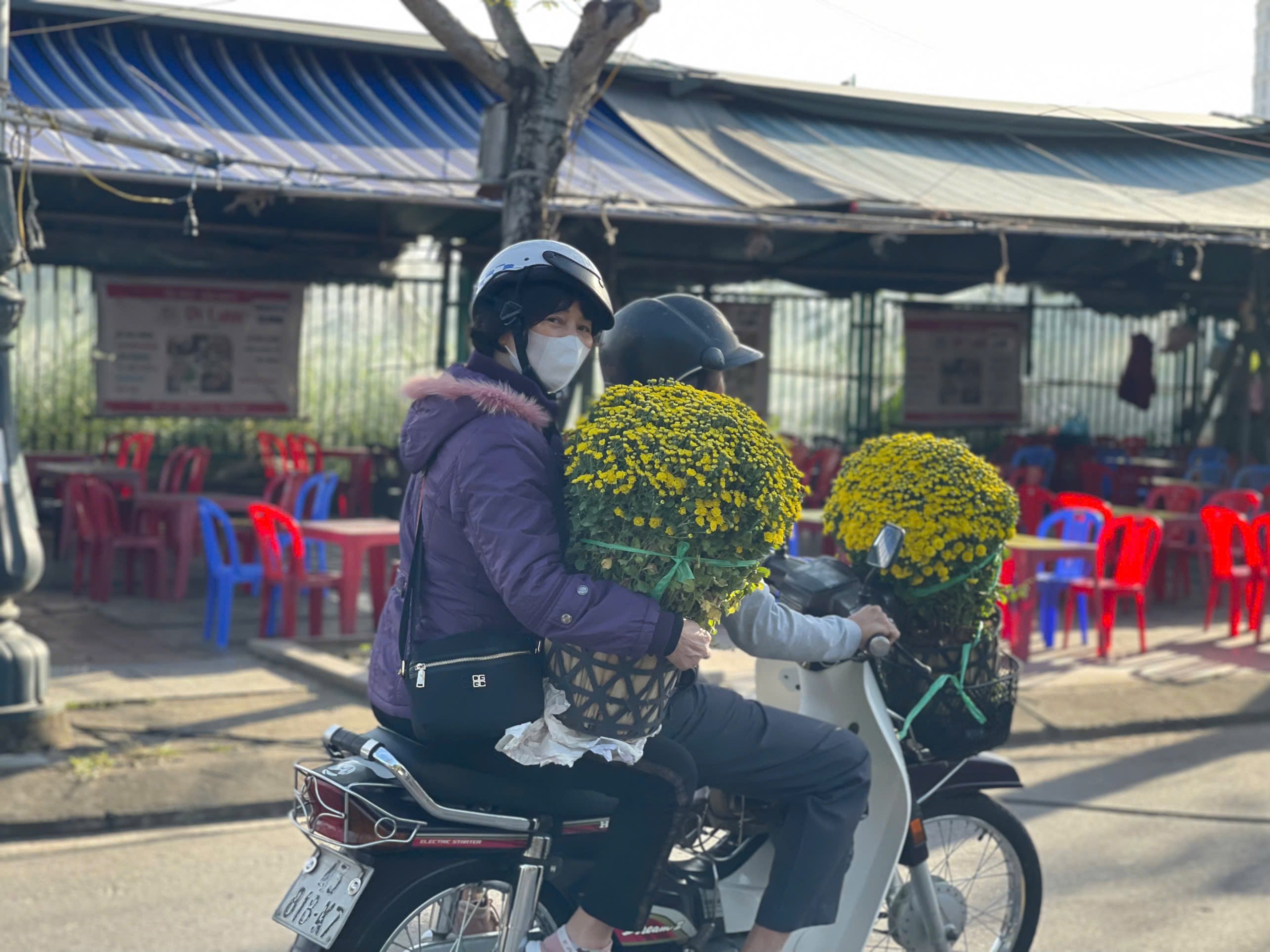 Người bán nhiều hơn khách mua, tiểu thương chợ hoa Đà Nẵng lo mất Tết- Ảnh 15.