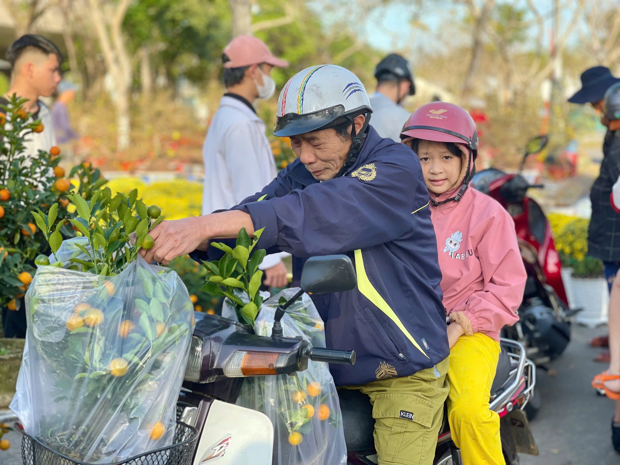 Người bán nhiều hơn khách mua, tiểu thương chợ hoa Đà Nẵng lo mất Tết- Ảnh 16.