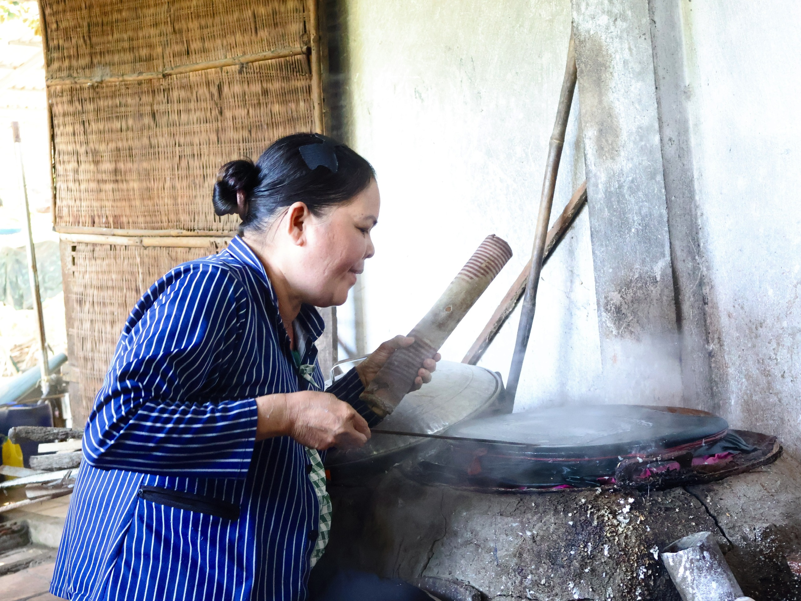 Làng nghề ở TP.HCM mùa tết: Xem nghề làm bánh tráng như ‘máu thịt’- Ảnh 2.