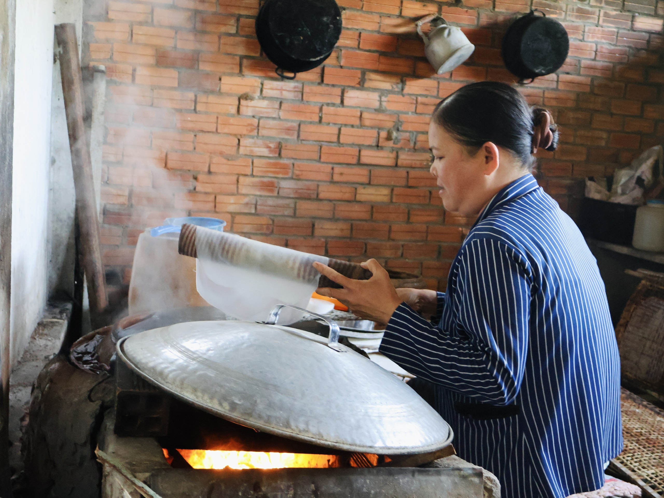 Làng nghề ở TP.HCM mùa tết: Xem nghề làm bánh tráng như ‘máu thịt’- Ảnh 4.