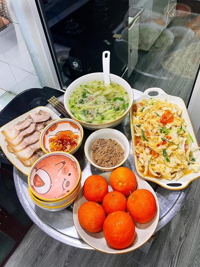 Thịt luộc + canh + bắp cải xào + cam.