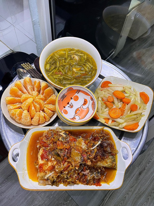 Cá kho + canh cá chua + rau củ muối + quýt.