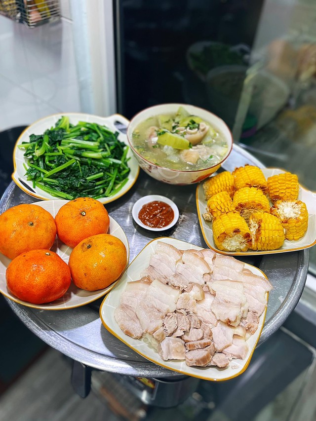 Thịt luộc + ngô + canh bí hầm + rau cải luộc + quýt.