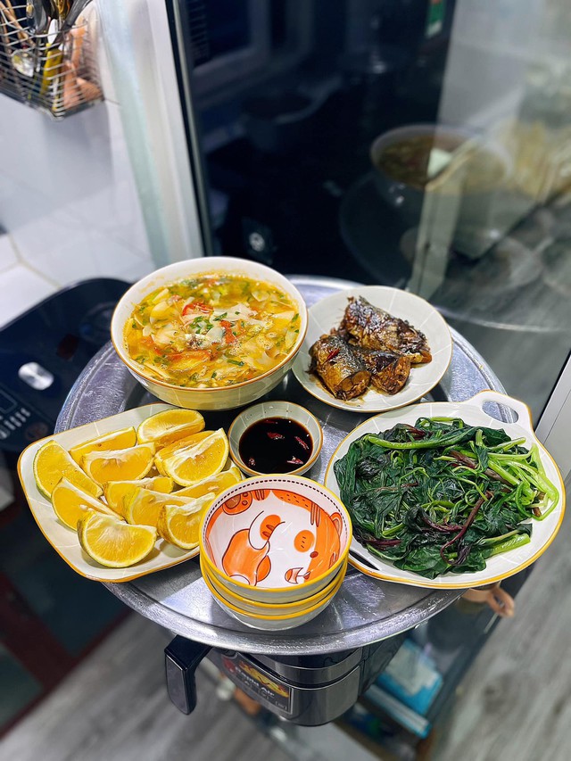 Cá nục kho + rau dền luộc + canh chua + cam Vinh.