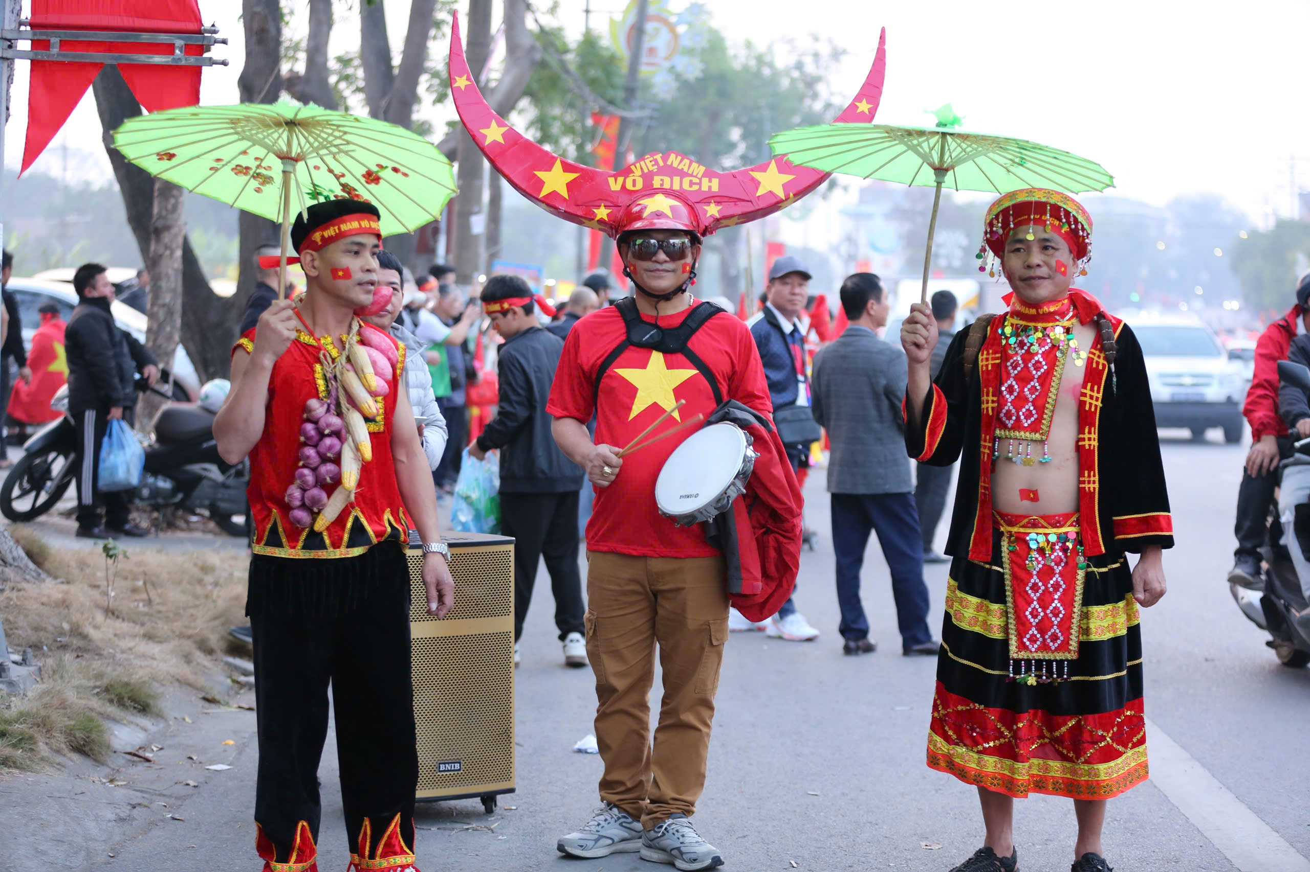 CĐV tạo không khí ‘bùng nổ’, háo hức chờ Việt Nam tạo lịch sử trước Thái Lan- Ảnh 4.