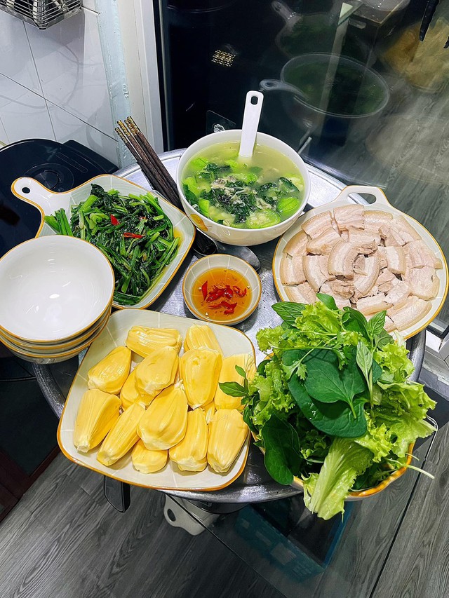 Thịt luộc + rau cải xào + canh rau mướp + rau sống + mít.