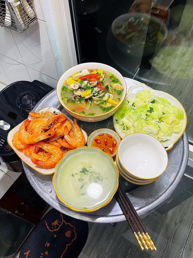 Tôm hấp + rau cải bắp + canh ngao chua.