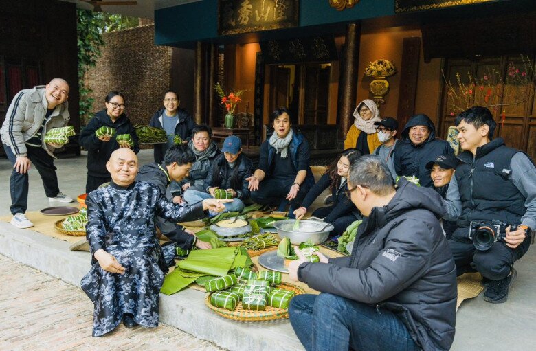 Hình ảnh được Xuân Hinh chia sẻ trên trang cá nhân, ông cùng mọi người quây quần bên mâm lá dong và nếp thơm để gói bánh chưng. Danh hài viết: “Dạy con cháu trong nhà gói bánh, ahihi”.