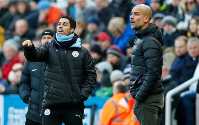 Arteta (trái) thời còn làm trợ lý của Guardiola ở Man City từ tháng 7/2016 đến tháng 12/2019. Ảnh: Rex