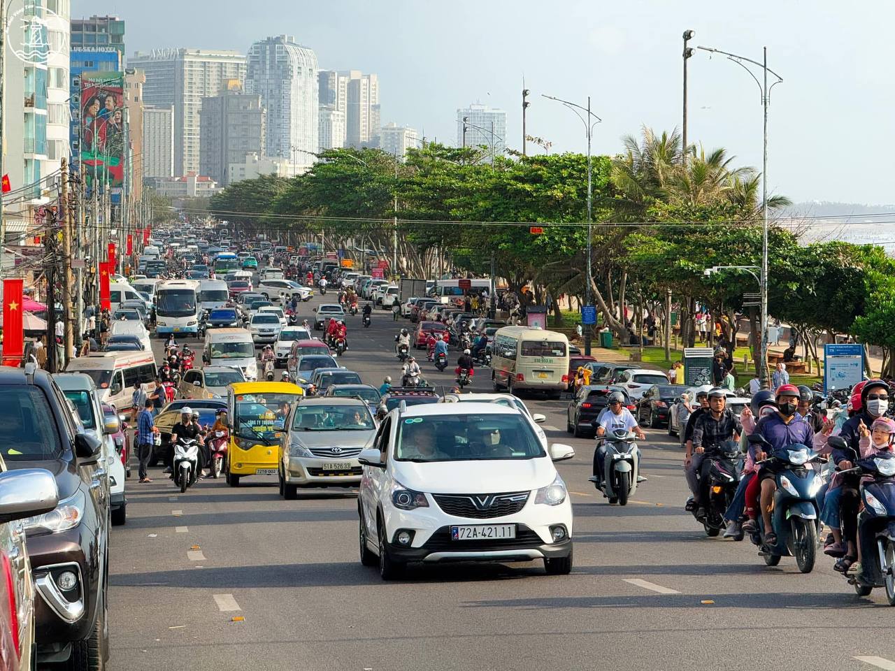 Cập nhật các điểm du lịch mùng 4 Tết: Khách đi Tam Cốc chưa biết bao giờ được lên thuyền, đường lên 