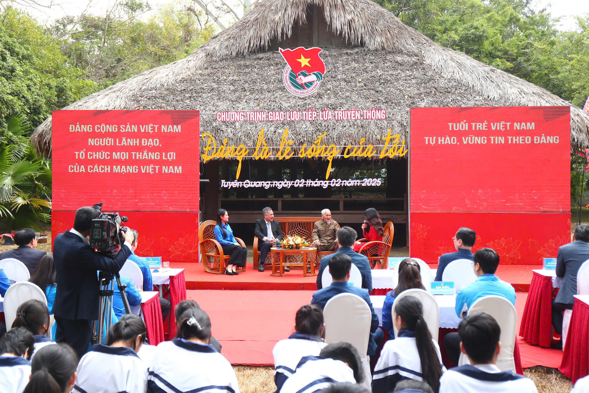 95 năm thành lập Đảng: Cha anh đã cống hiến, hy sinh, người trẻ hôm nay làm gì? - Ảnh 3.