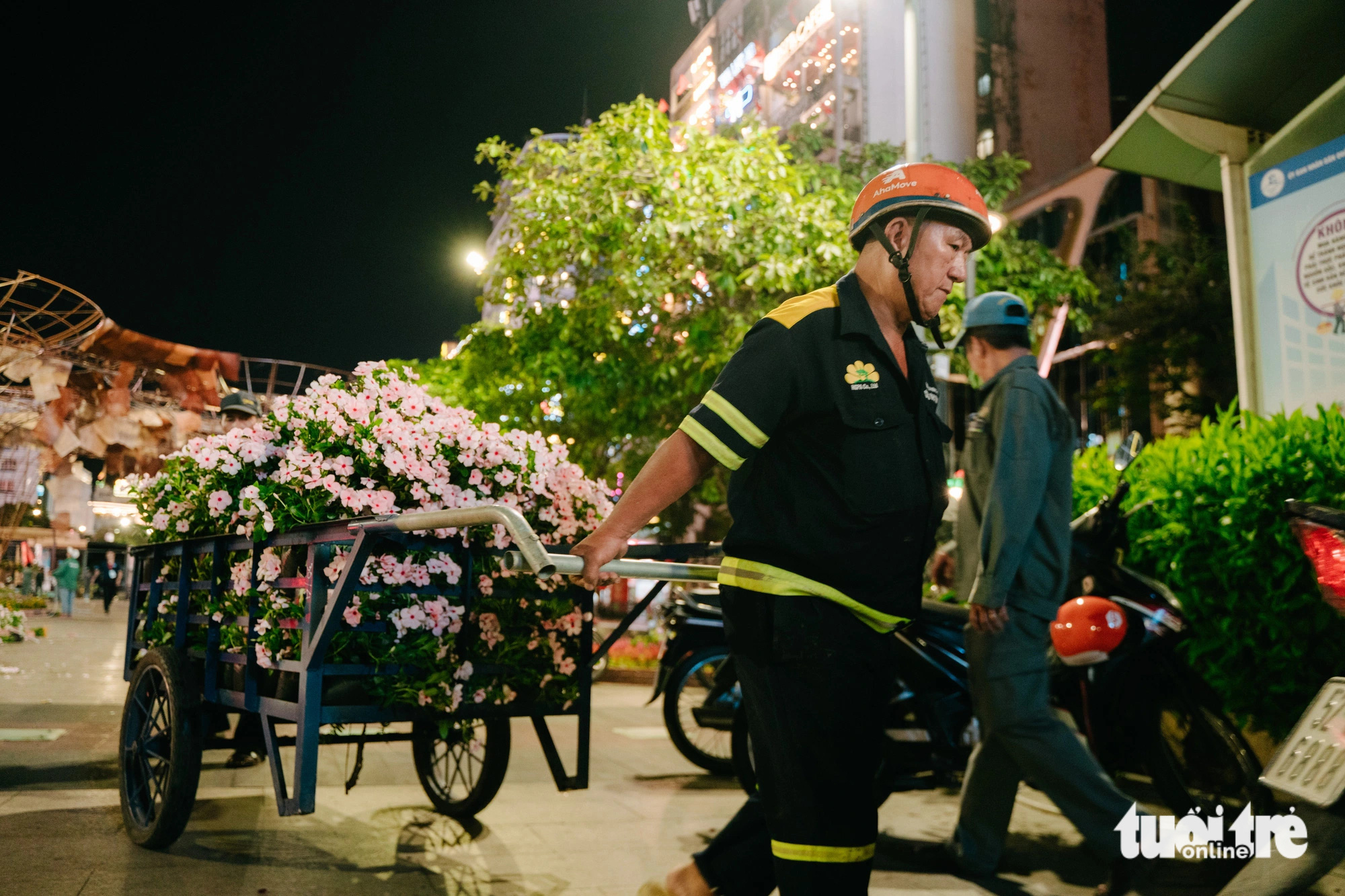 Đường hoa Nguyễn Huệ hoàn thành nhiệm vụ. Gấp rút dọn dẹp xuyên đêm trả mặt bằng phố đi bộ.  - Ảnh 4.